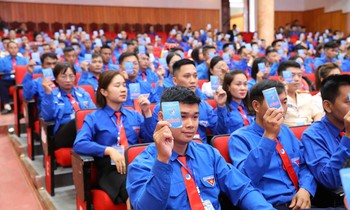  Bơi xuồng trong sân trường ở TP Biên Hòa, hàng ngàn học sinh phải nghỉ 第11张